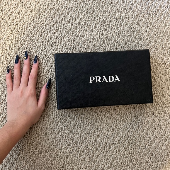Small Prada box - Picture 3 of 3
